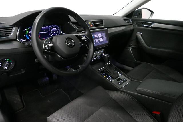 Skoda SUPERB Combi 1.4 TSI iV Business Edition / Elektr. verstelbare voorstoelen (links met memory) / Canton Sound System / Stoelverwarming voor & achter / Stuurwiel verwarming / Apple Carplay - Android Auto / Trekhaak (zwenkbaar) / Achteruitrijcamera / Dodehoek detec