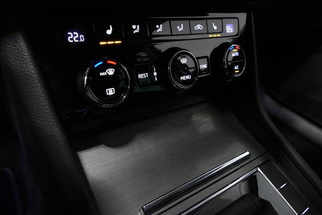 Skoda SUPERB Combi 1.4 TSI iV Business Edition / Elektr. verstelbare voorstoelen (links met memory) / Canton Sound System / Stoelverwarming voor & achter / Stuurwiel verwarming / Apple Carplay - Android Auto / Trekhaak (zwenkbaar) / Achteruitrijcamera / Dodehoek detec