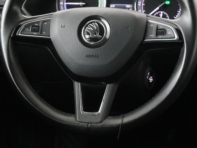 Skoda SUPERB 1.4 TSI iV Business Edition | 1e eigenaar | Stoelverwarming | Camera | Carplay | Full LED | Navigatie | Cruise control | Climate control | PHEV | Plug In