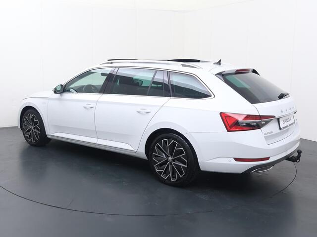 Skoda SUPERB Combi 1.4 TSI iV Laurin & Klement Edition | 218 PK | SoH 97% | Trekhaak | Panoramadak | 360 graden camera | Canton Audio | Lederen bekleding | Matrix LED koplampen |