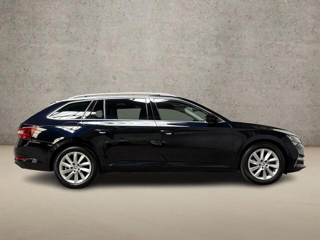 Skoda SUPERB Combi 1.4 TSI iV Sport 218Pk Automaat (VIRTUAL COCKPIT, APPLE CARPLAY, GROOT NAVI, MEMORY SEATS, CAMERA, STOELVERWARMING ACHTER, MODE KNOP, GETINT GLAS, NIEUWSTAAT)
