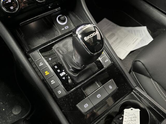 Skoda SUPERB Combi 1.4 TSI iV Laurin & Klement / AUTOMAAT/ PANO/ TREKHAAK/ LEER/ STANDKACHEL/ DCC/ 360 CAMERA/ ACC/ STUUR+STOELVERWARM.+KOEL./ MEMORY SEAT/ ELEK.ACHTERKLEP/ KEYLESS/ DODEHOEK/ SMARTLINK/ NAVI/ DAB/ CLIMA/ LED/ 18'' LMV