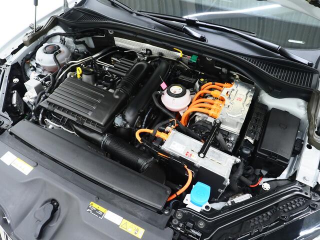 Skoda SUPERB Combi 1.4 TSI iV Sportline | Panoramadak | Sportstoelen | Trekhaak | 360 | Canton | Keyless | Memory | Sfeerlicht