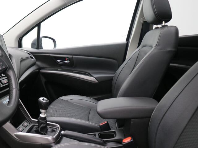 Suzuki S-Cross 1.4 Boosterjet Style Smart Hybrid / Trekhaak Afn. / 1500KG Trekgewicht / Keyless Entry / Panoramadak / Adaptieve Cruise / Apple Carplay / 360 Camera / Historie Bekend / Navigatie / Stoelverwarming voor /