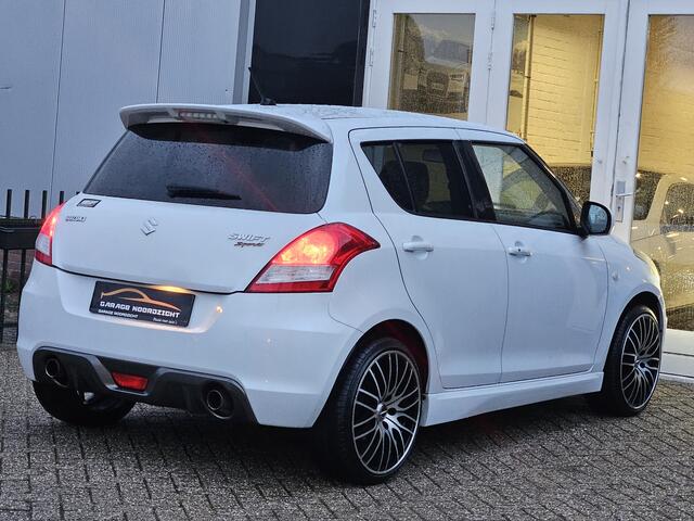 Suzuki SWIFT 1.6 Sport XENON|KEY LESSGO|CRUISE CONTROL|ECC/AIRCO|BLUE TOOTH TELEFONIE|USB|STOELVERWARMING|17 INCH Maandag tot Vrijdag geopend van 09.00 uur tot 20.00 uur en Zaterdag van 09.00 tot 18.00 uur