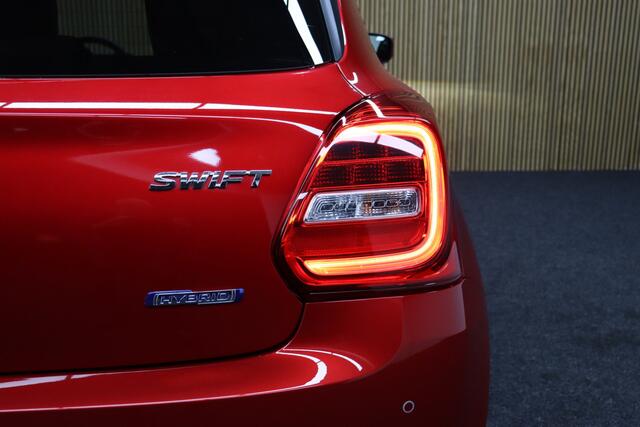 Suzuki SWIFT 1.2 Automaat Select Smart Hybrid | Adaptive-cruise | Afneembare Trekhaak | Airco | Navigatie | Apple Carplay & Android Auto | Dodehoekdetectie | Stoelverwarming | LM Velgen | All-season Banden