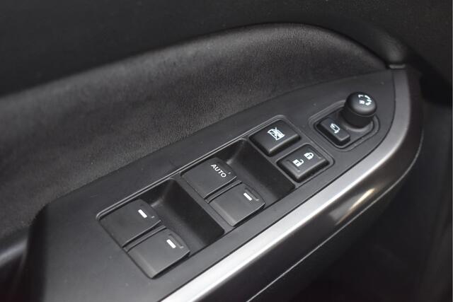 Suzuki VITARA 1.5 Hybrid Style AllGrip Two-Tone | Vol | Afn.trekhaak | Open dak | Keyless | Camera | Carplay | Adapt.CC | LED | Stoelverwarming