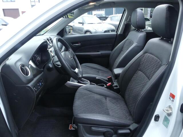 Suzuki VITARA 1.5 Hybrid Style AUTOMAAT PANO-DAK ALL SEASON Camera, Cruise Contr., Navi, Apple Carpl/Andr Auto, Panorama dak, Sensoren Voor/Achter, All Season Bnd.