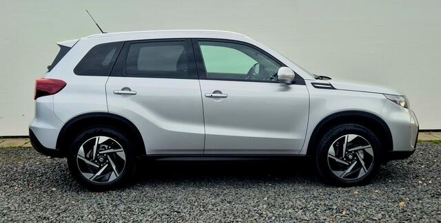 Suzuki VITARA 1.4 Boosterjet Smart Hybrid Style MY 2026 - 17" Wielen - Camera achter - Verwarmbare voorstoelen - Privacy Glass - Apple carplay Android auto - kunstlederen/suede bekleding - Dodehoek Detectie