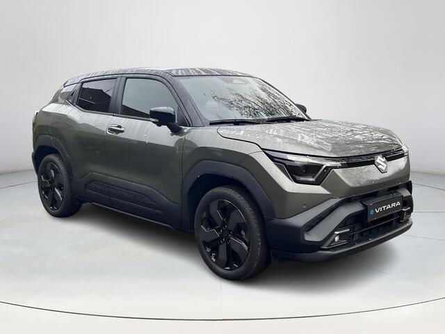 Suzuki VITARA e Style 61 kWh **NIEUWE BI-TONE KLEUR LAND BREEZE/ BLUISH BLACK/ PANORAMA/ NIEUWE AUTO**