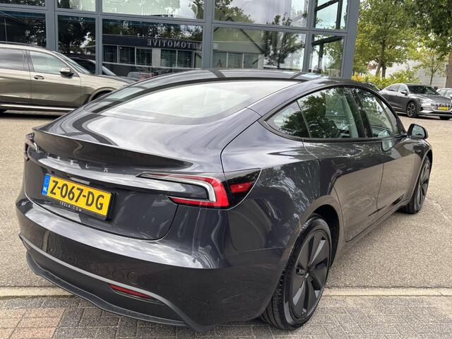 Tesla Model 3 RWD 60 kWh VAN: 38.900,- VOOR: 36.440,- UW HERFSTVOORDEEL: 2.460,- | ORIG. NL | 1E EIGENAAR | VOLLEDIGE TESLA GARANTIE T/M 03-2028/80.000KM | AANDRIJFLIJN EN ACCU T/M 03-2032 OF 160.000KM
