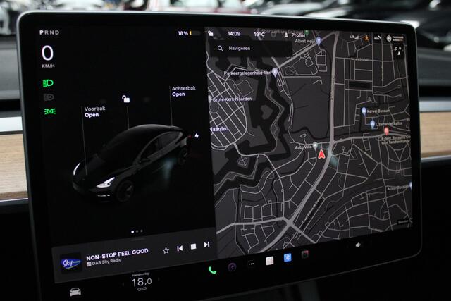 Tesla Model 3 RWD Autopilot ACC Stuurverwarm. PDC Leer Navi Panoramadak 360° Elektr. achterklep Stoelverwarming voor & achter Climate voor & achter LM velgen BTW auto! Nieuw!