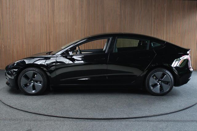 Tesla Model 3 RWD Autopilot ACC Stuurverwarm. PDC Leer Navi Panoramadak 360° Elektr. achterklep Stoelverwarming voor & achter Climate voor & achter LM velgen BTW auto! Nieuw!