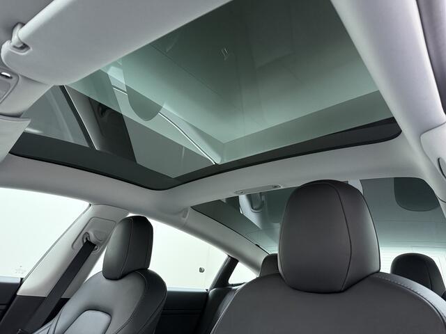 Tesla Model 3 SR+ 325PK Trekhaak Lmv 18" AutoPilot FSD Leder Pano-dak Adaptive-Cruise Camera's Elektr.-Stuur+Stoelen+Spiegels+Geheugen+Easy-Entry+Verwarmde stoelen Park assistent Pdc WIFI Lane-Assist Speed-Assist SOH 92% Navi LED Comfortstoelen ACC DAB Voorverwarmen in