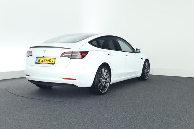 Tesla Model 3 Long Range AWD 351pk 75 kWh 94% SOH Wit interieur 20" velgen Privacy-Glass Carbon Achterspoiler