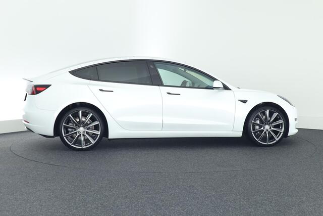 Tesla Model 3 Long Range AWD 351pk 75 kWh 94% SOH Wit interieur 20" velgen Privacy-Glass Carbon Achterspoiler