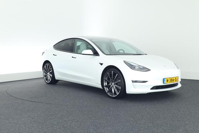 Tesla Model 3 Long Range AWD 351pk 75 kWh 94% SOH Wit interieur 20" velgen Privacy-Glass Carbon Achterspoiler