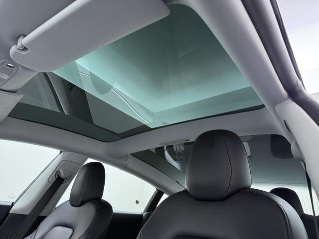 Tesla Model 3 RWD Plus 325PK Lmv 18" AutoPilot Leder Panoramadak Adaptive-Cruise Camera's Elektr.-Stuur+Stoelen+Spiegels+Geheugen+Easy-Entry+Verwarmde stoelen Park assistent Pdc WIFI Lane-Assist Speed-Assist Navi LED ACC DAB Voorverwarmen interieur via App Keyless One-