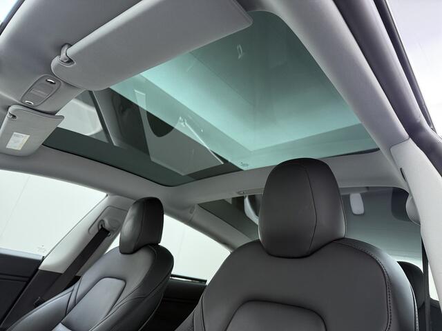 Tesla Model 3 Performance 513pk 0-100 3,4sec AWD Lmv 20" AutoPilot Rode Remklauwen Carbon Spoiler Panoramadak Adaptive Cruise Camera's Leer Pdc Wifi Ecc Elektr.-A-Klep+Stuur+Verst.Stoel+Geheugen Easy Entry Stoel+Bank-Verwarmd Keyless WiFi 75kWh 4WD 1e Eigenaar Origine