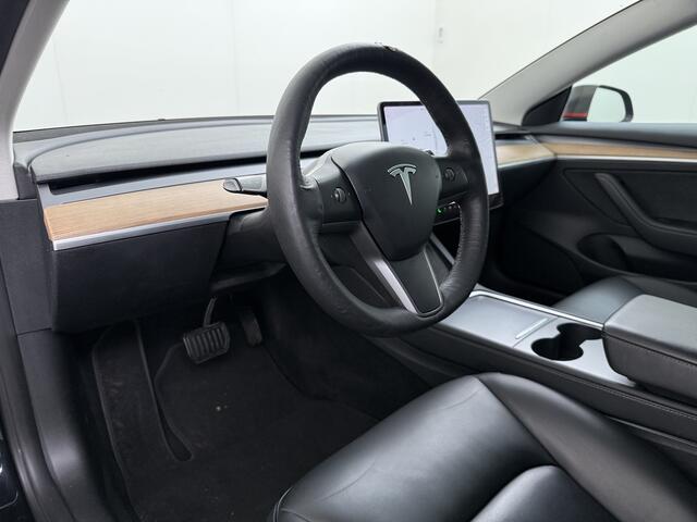 Tesla Model 3 Long Range AWD 75kWh Facelift Warmtepomp Trekhaak SOH 88% Wrap AutoPilot Leder Panoramadak Adaptive-Cruise Camera's Elektr.-Stuur+Stoelen+Spiegels+Geheugen+Easy-Entry+Verwarmde stoelen Park assistent Pdc WIFI Lane-Assist Privacy Glas Navi LED DAB Voorverw
