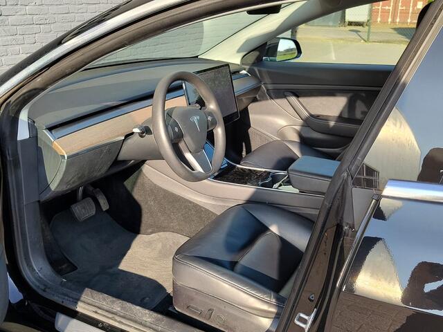 Tesla Model 3 SR+ 325PK AutoPilot Leer Pano-Dak Adaptive Cruise Camera's Elektr.-Stuur+Stoelen+Spiegels+Geheugen+Easy-Entry+Verwarmde stoelen Park assistent Pdc WIFI Ecc Lane-Assist Speed-Assist Ecc Navi Led DAB Voorverwarmen interieur via App Keyless One-Pedal-Drive S