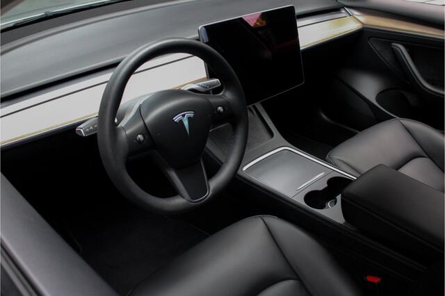 Tesla Model 3 RWD ACC Autopilot Stuurverwarm. PDC Leer Navi Panoramadak 360° Elektr. achterklep Stoelverwarming voor & achter Climate voor & achter LM velgen