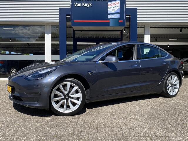 Tesla Model 3 Long Range AWD 75 kWh / NL-Auto / 81.000 Km / 351 PK / 1e-Eigenaar / Keyless / Vol-Leder / Pano-Dak / Auto-Pilot / Adaptieve Cruise-Control / Navi / Camera / Stoelverwarming / ELKTR-Pakket / Afneembare Trekhaak / PDC / 19'' LMV / ENZ.