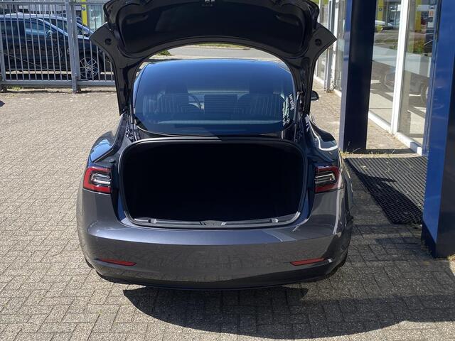 Tesla Model 3 Long Range AWD 75 kWh / NL-Auto / 81.000 Km / 351 PK / 1e-Eigenaar / Keyless / Vol-Leder / Pano-Dak / Auto-Pilot / Adaptieve Cruise-Control / Navi / Camera / Stoelverwarming / ELKTR-Pakket / Afneembare Trekhaak / PDC / 19'' LMV / ENZ.