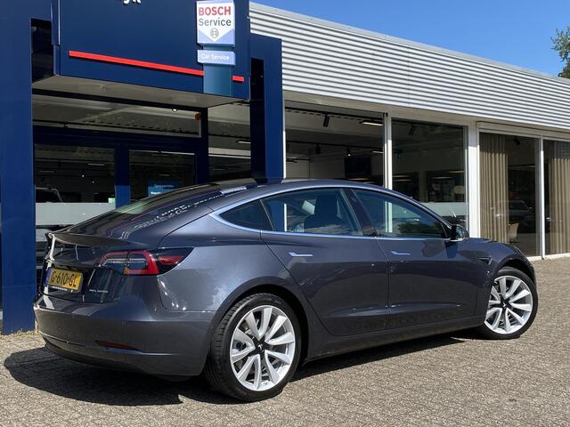 Tesla Model 3 Long Range AWD 75 kWh / NL-Auto / 81.000 Km / 351 PK / 1e-Eigenaar / Keyless / Vol-Leder / Pano-Dak / Auto-Pilot / Adaptieve Cruise-Control / Navi / Camera / Stoelverwarming / ELKTR-Pakket / Afneembare Trekhaak / PDC / 19'' LMV / ENZ.
