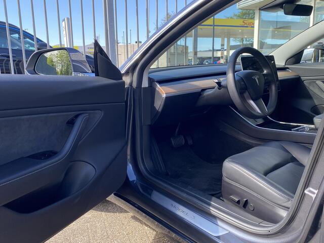 Tesla Model 3 Long Range AWD 75 kWh / NL-Auto / 81.000 Km / 351 PK / 1e-Eigenaar / Keyless / Vol-Leder / Pano-Dak / Auto-Pilot / Adaptieve Cruise-Control / Navi / Camera / Stoelverwarming / ELKTR-Pakket / Afneembare Trekhaak / PDC / 19'' LMV / ENZ.