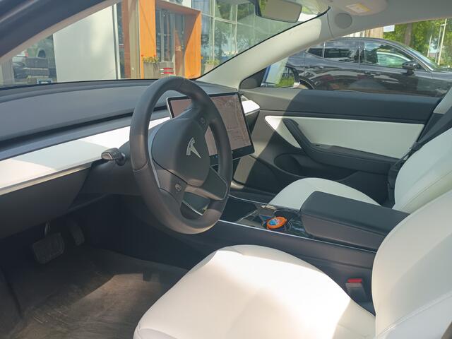 Tesla Model 3 Standard RWD Plus 60 kWh / SoH 87,5% / Trekhaak / Autopilot / Panoramadak / Camera / Premium Audio / 19'' / Leder
