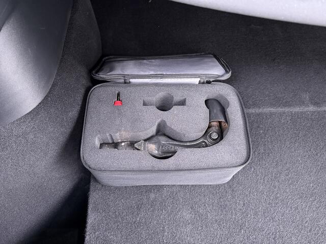 Tesla Model Y Long Range AWD 75kWh Trekhaak SOH 91% Warmtepomp Autopilot Leder Panoramadak Elektr.Stuur+Stoel+Verwarmd Navi Ecc Premium Audio Keyless Privacyglas 4WD Camera's Elektr.AchterKlep Parkeer Assistent Sentry-Mode Bluetooth Dodehoek detector Connected services