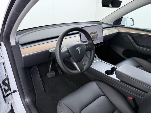 Tesla Model Y Long Range AWD 75kWh Trekhaak SOH 91% Warmtepomp Autopilot Leder Panoramadak Elektr.Stuur+Stoel+Verwarmd Navi Ecc Premium Audio Keyless Privacyglas 4WD Camera's Elektr.AchterKlep Parkeer Assistent Sentry-Mode Bluetooth Dodehoek detector Connected services