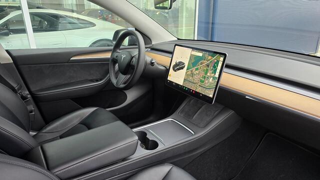 Tesla Model Y Long Range AWD 75 kWh | FSD | Leder