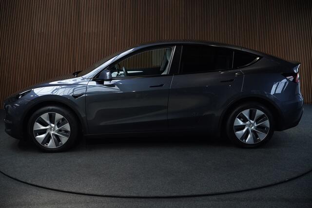 Tesla Model Y Long Range Dual Motor AWD 514pk Afn. trekhaak Navi Camera Leer Warmtepomp ACC Autopilot PDC Elektr. achterklep Stoelverwarmimg voor en achter Stuurverwarming Optie: Full Self-Driving Capability BTW auto