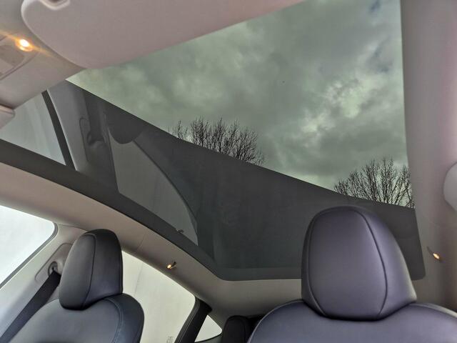 Tesla Model Y Long Range RWD 75 kWh Automaat / CCS snellader / Panoramadak / Trekhaak afneembaar / Basic Autopilot / Rondomzicht camera / Trekgewicht 1600 kg / Stuur- Stoel & Voorruitverwarming / Elektrische achterklep / Adaptief cruise control /