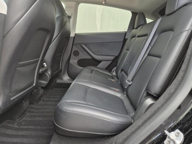 Tesla Model Y Long Range RWD 75 kWh Automaat / CCS snellader / Panoramadak / Trekhaak afneembaar / Basic Autopilot / Rondomzicht camera / Trekgewicht 1600 kg / Stuur- Stoel & Voorruitverwarming / Elektrische achterklep / Adaptief cruise control /