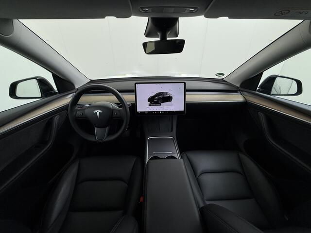 Tesla Model Y 300pk Warmtepomp LFP-Accu Leer Lmv Camera's Panoramadak Adap.Cruise Navi Ecc SOH 92% RWD Autopilot Stoel+Stuur+Achterbank Verwarming Elek.Achterklep Dodehoek detector Draadloze telefoonlader 1e Eigenaar Fabrieksgarantie op Motor en Accu tot 13-12-2030/160