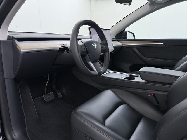 Tesla Model Y 300pk Warmtepomp LFP-Accu Leer Lmv Camera's Panoramadak Adap.Cruise Navi Ecc SOH 92% RWD Autopilot Stoel+Stuur+Achterbank Verwarming Elek.Achterklep Dodehoek detector Draadloze telefoonlader 1e Eigenaar Fabrieksgarantie op Motor en Accu tot 13-12-2030/160