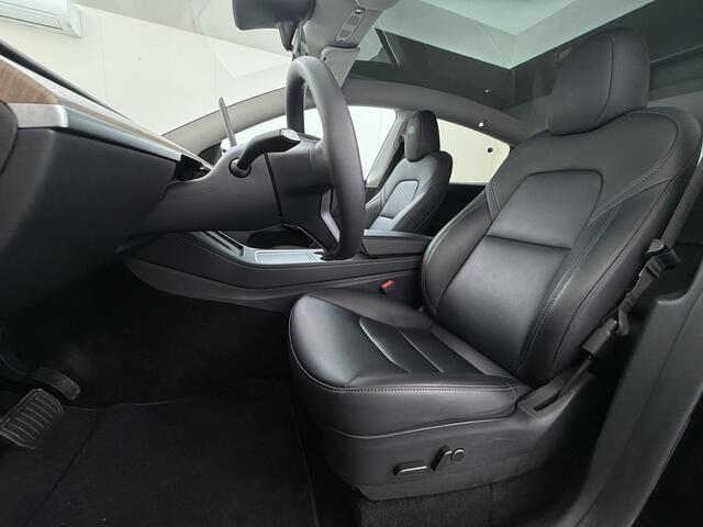 Tesla Model Y 300pk Warmtepomp LFP-Accu Leer Lmv Camera's Panoramadak Adap.Cruise Navi Ecc SOH 92% RWD Autopilot Stoel+Stuur+Achterbank Verwarming Elek.Achterklep Dodehoek detector Draadloze telefoonlader 1e Eigenaar Fabrieksgarantie op Motor en Accu tot 13-12-2030/160