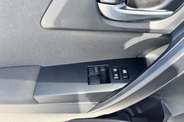 Toyota AURIS 1.3 Now, Parkeersensoren Bluetooth,