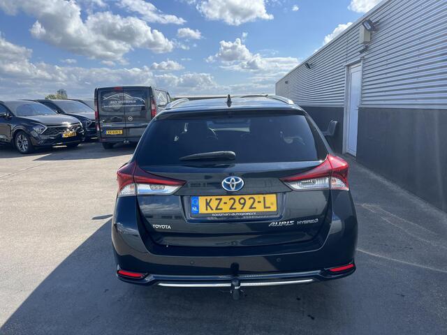 Toyota AURIS Touring Sports 1.8 Hybrid Lease pro Trekhaak, Panoramadak, Navigatie, Stoelverwarming, Parkeersensoren, Achteruitrijcamera, Cruise control, Dealeronderhouden