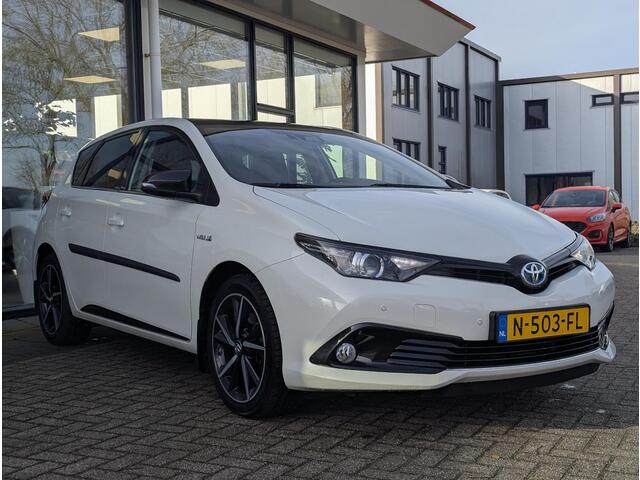 Toyota AURIS 1.8 Hybrid Black Edition | Trekhaak | Stoelverwarming | Cruise control | Camera | Navi | PDC voor