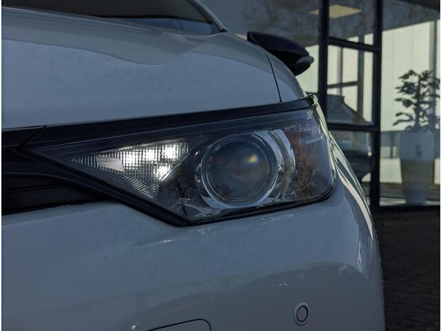 Toyota AURIS 1.8 Hybrid Black Edition | Trekhaak | Stoelverwarming | Cruise control | Camera | Navi | PDC voor