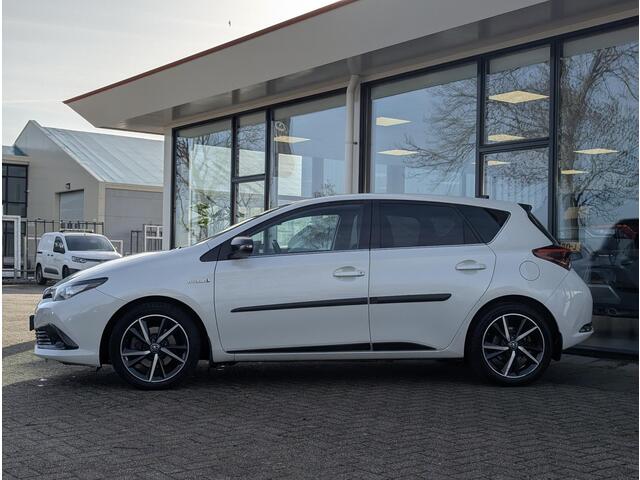 Toyota AURIS 1.8 Hybrid Black Edition | Trekhaak | Stoelverwarming | Cruise control | Camera | Navi | PDC voor