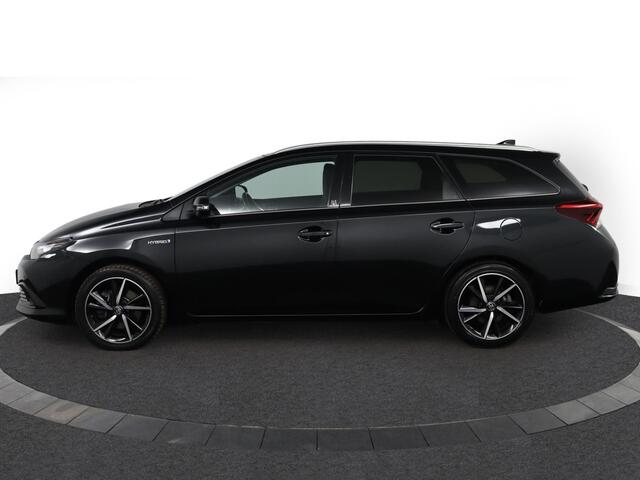 Toyota AURIS 1.8 Hybrid Executive | Trekhaak | Parkeersensoren | Stoelverwarming | Cruise-Control | Panorama Dak |