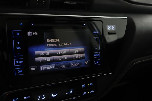 Toyota AURIS 1.8 Hybrid Executive | Trekhaak | Parkeersensoren | Stoelverwarming | Cruise-Control | Panorama Dak |