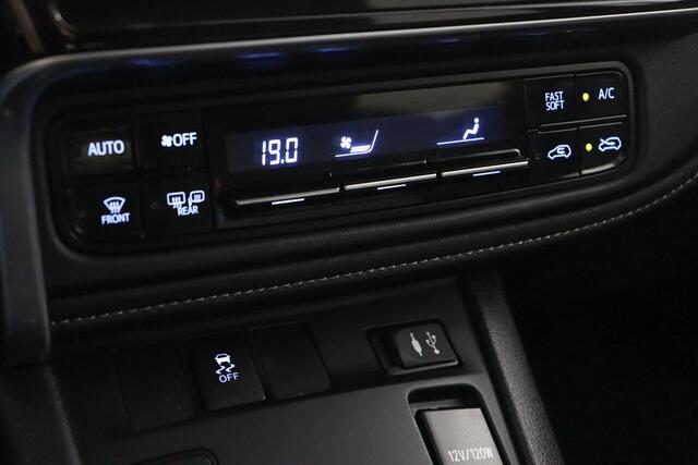 Toyota AURIS Touring Sports 1.8 Hybrid Black Edition | Cruise control | Navigatie | Parkeer camera |