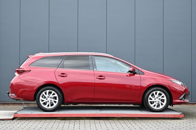 Toyota AURIS Touring Sports 1.2T Volcano Edition trekhaak panoramadak