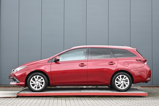 Toyota AURIS Touring Sports 1.2T Volcano Edition trekhaak panoramadak